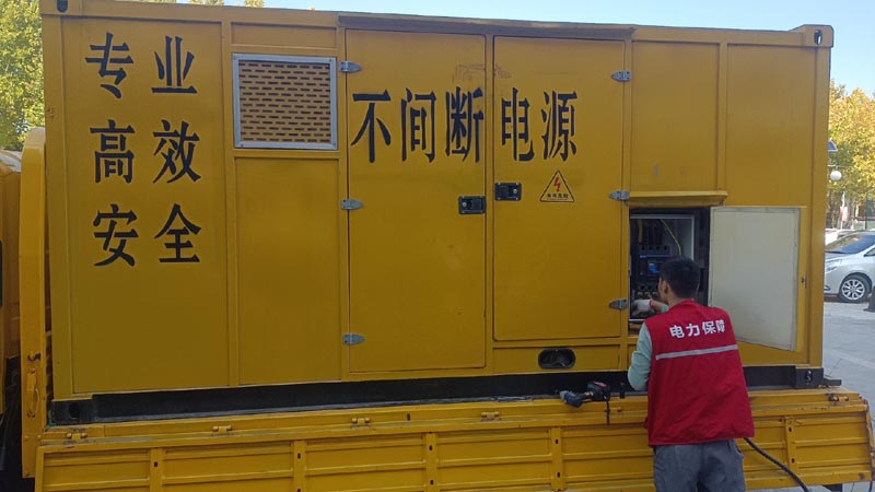 回民柴油发电机组和UPS电源配合使用时，如何避免切换过程中的电力中断？