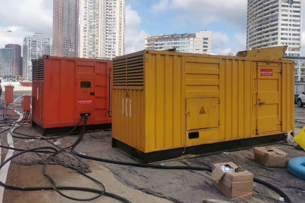 回民压力测试时，发电机组的燃油系统需要达到多少压力？