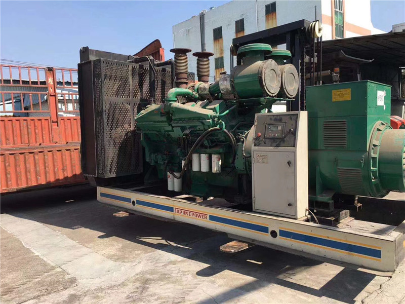 回民如何判断柴油发电机组的机油温度是否达到了合适的预热温度？